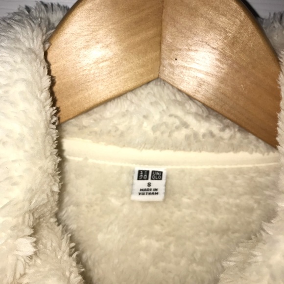 plushy white zip up from uniqlo🐻 - Picture 3 of 3